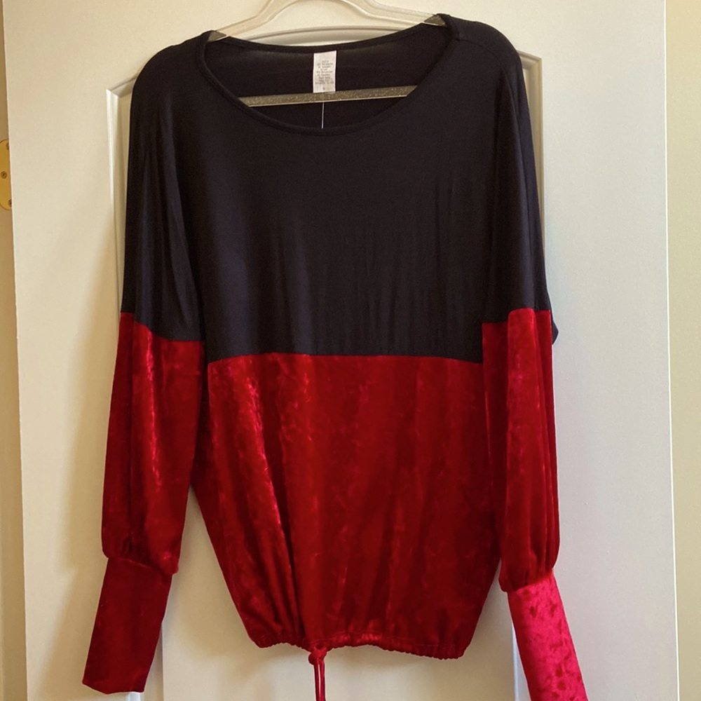 🆕 Beautiful velvet top in size S
